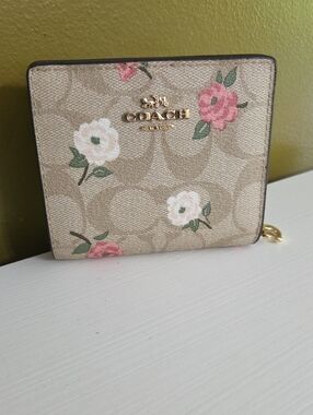 COACH Beige Signature Canvas Floral Zip Wallet with Gold Logo